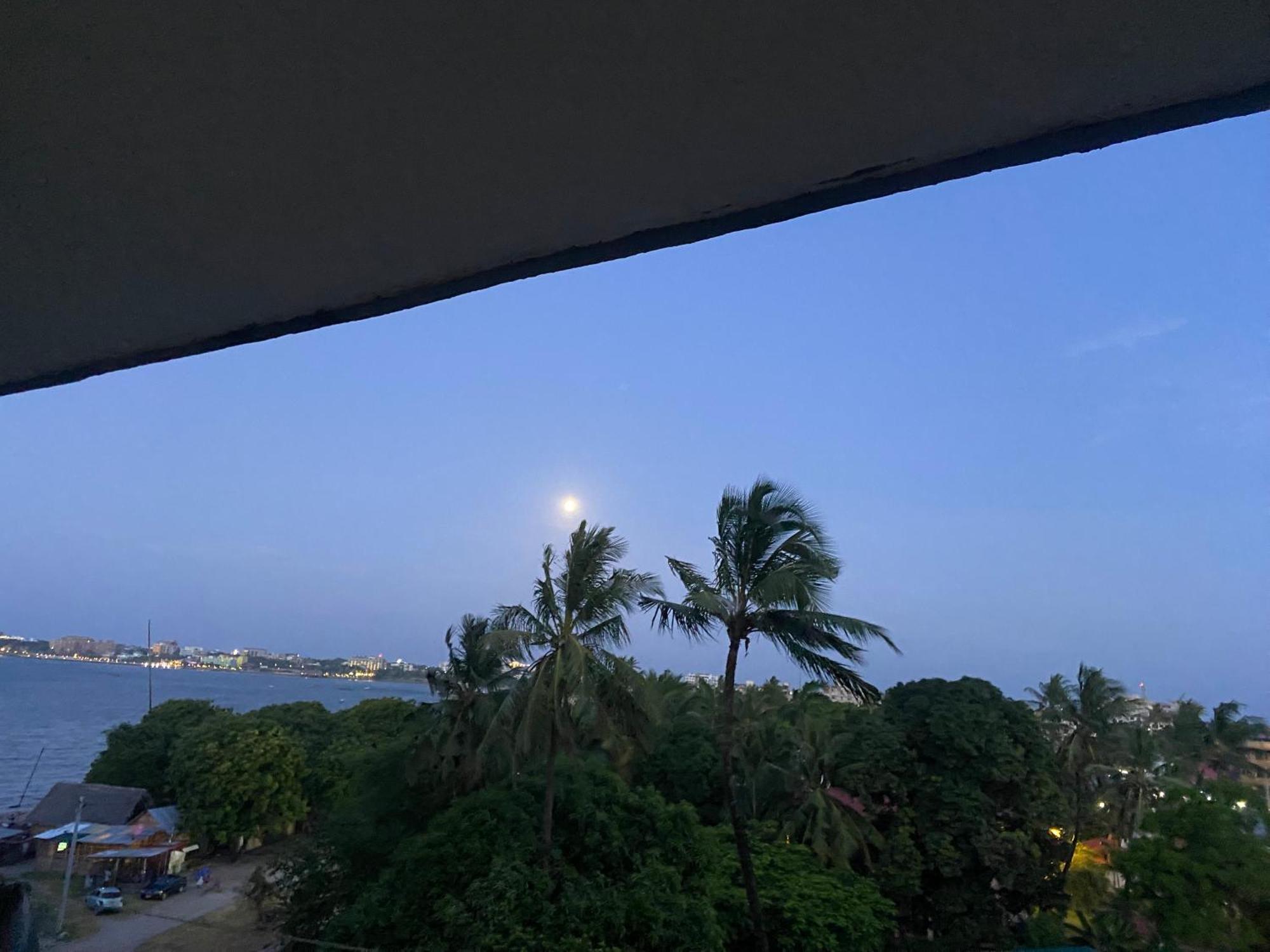 Beachfront M. A.Apartment Dar es Salaam Exterior photo